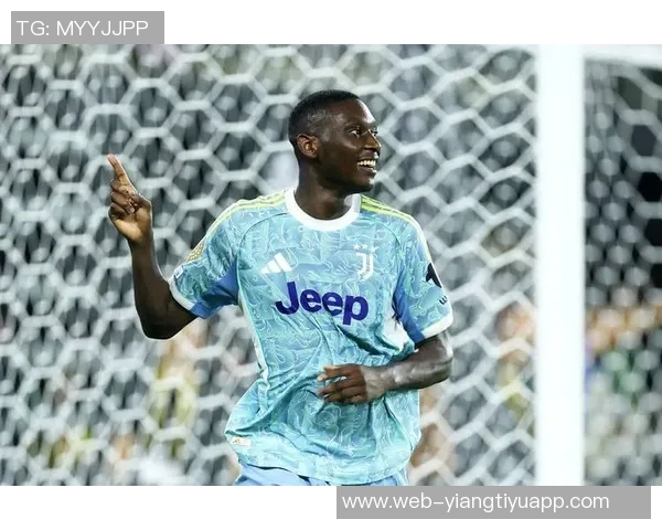 库普梅纳斯传中被扑后图拉姆紧随其后射门再遭门将拒绝 库普梅纳斯传中被扑后图拉姆紧随其后射门再遭门将拒绝