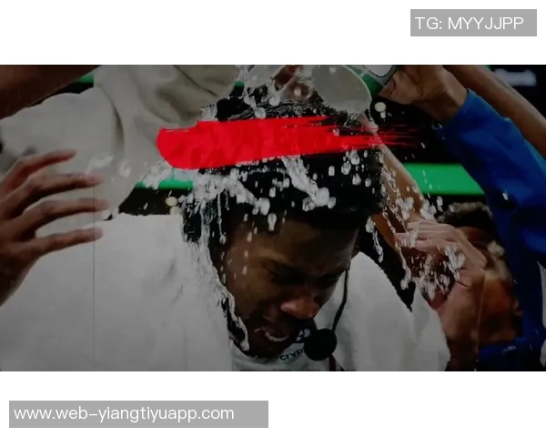 埃奇库姆高空起飞挑战米切罗虽未成功却成功造成犯规 埃奇库姆高空起飞挑战米切罗虽未成功却成功造成犯规